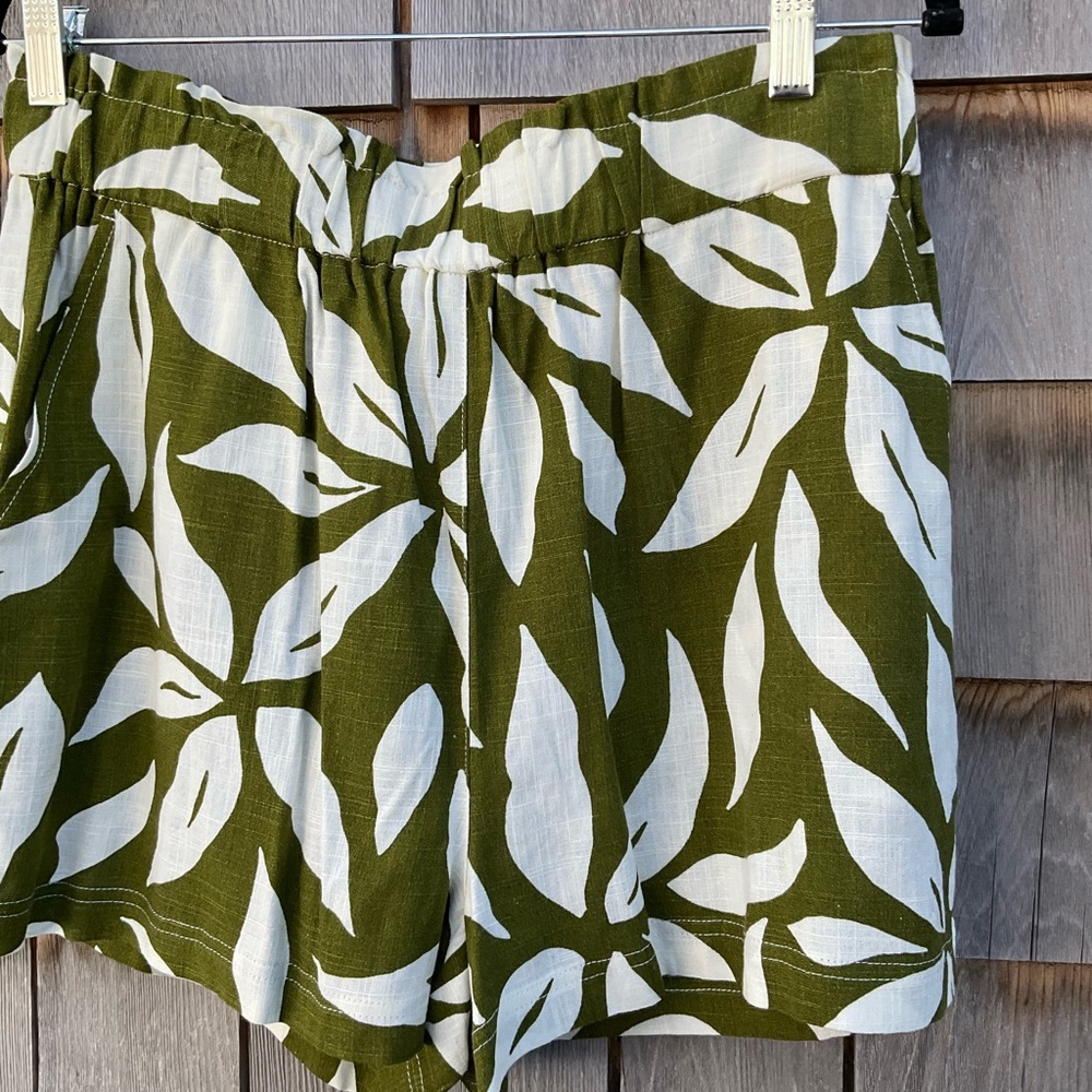 Leaf Print Women's Shorts in Olive Green